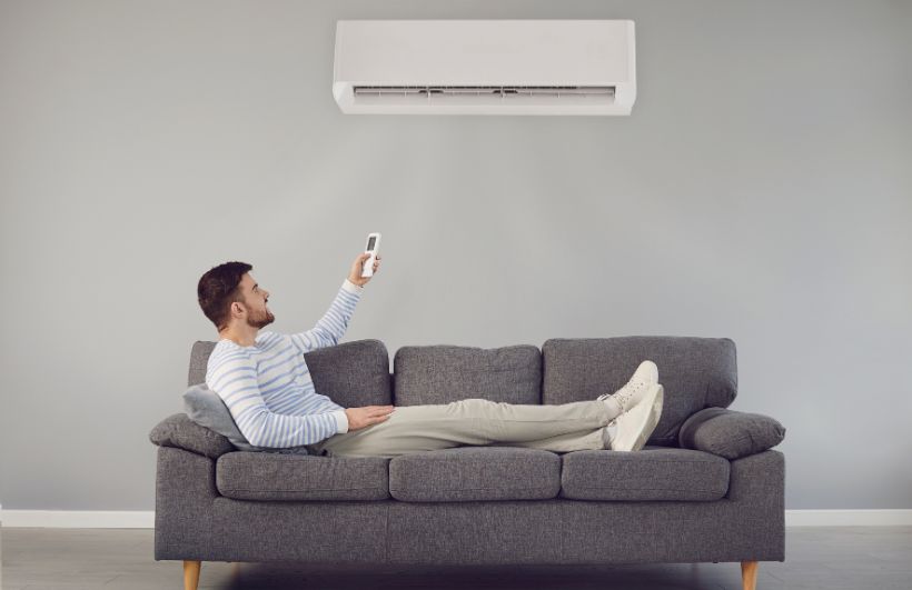hombre con aire acondicionado